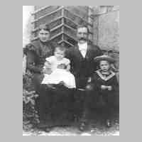 092-0006 Gustav und Selma Todtenhaupt, geb. Vogel aus Schiewenau mit ihren Kindern Erich (links) und Bruno.jpg